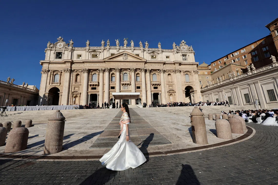 A newlywed bride walks in front of St. Peter's Basilica ahead of the weekly general audience in St. Peter's Square at the Vatican, September 30, 2026. REUTERS/Yara Nardi TPX IMAGES OF THE DAY