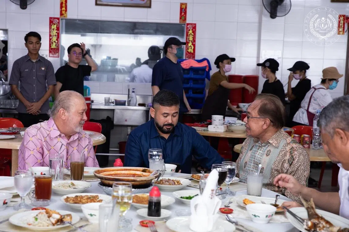 His Majesty Sultan Ibrahim dining with Tunku Ismail and Anwar at Mr Lee’s asam pedas restaurant.