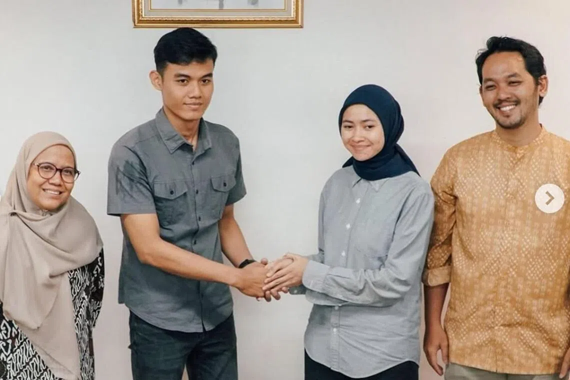 PT Kereta Api Indonesia/INSTAGRAM

Train commuters Anita Dewi Lestari (in blue) and her husband Alvin Harris Setiadi (in brown), with passenger officer Argi Budiansyah (in grey) during a mediation session on Nov 28, 2025.