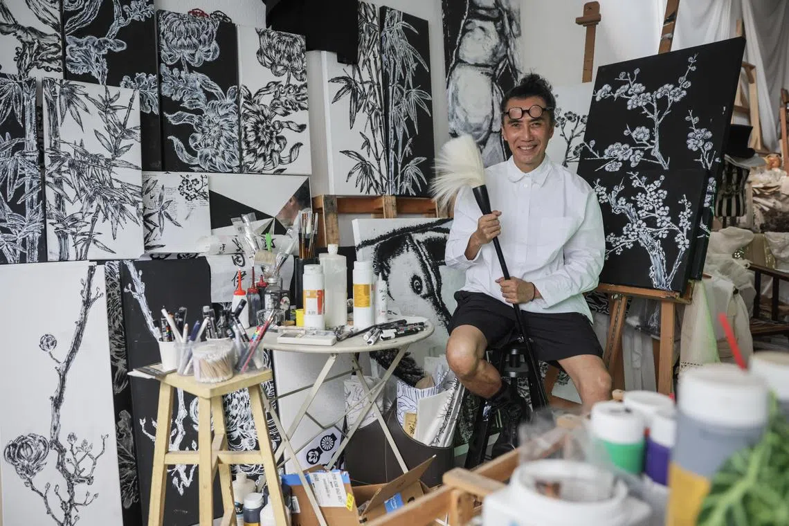 Yang Derong with his latest series, The Four Gentlemen In Nanyang.