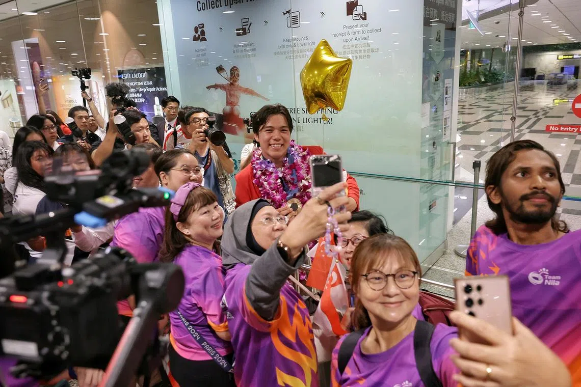 Singapore's Olympic bronze medallist Max Maeder taking a wefie with supporters who had turned up to welcome him at the airport.