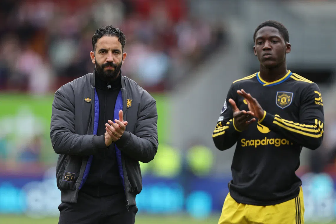 Soccer Football - Premier League - Brentford v Manchester United - GTech Community Stadium, London, Britain - September 27, 2025 Manchester United manager Ruben Amorim and Kobbie Mainoo look dejected after the match REUTERS/David Klein
