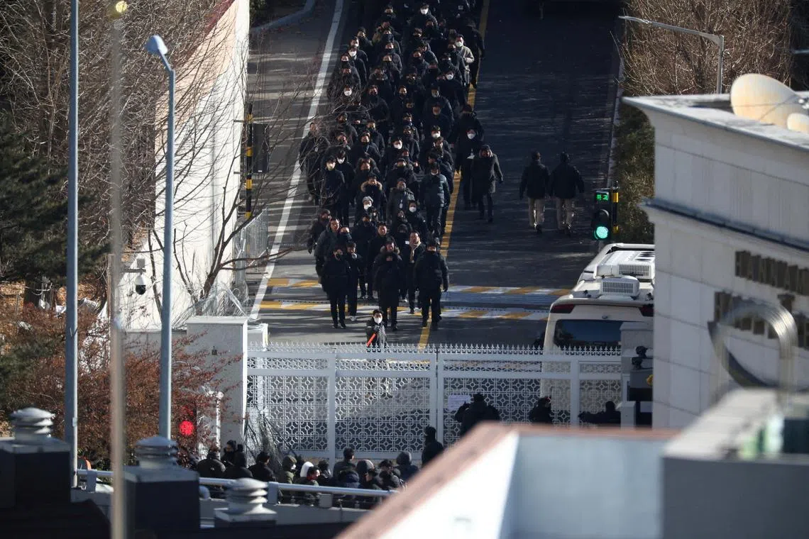 FILE PHOTO: Police officers and investigators of the Corruption Investigation Office for High-ranking Officials leave the official residence of impeached South Korean President Yoon Suk Yeol, following his arrest, in Seoul, South Korea, January 15, 2025. REUTERS/Kim Hong-Ji/File Photo