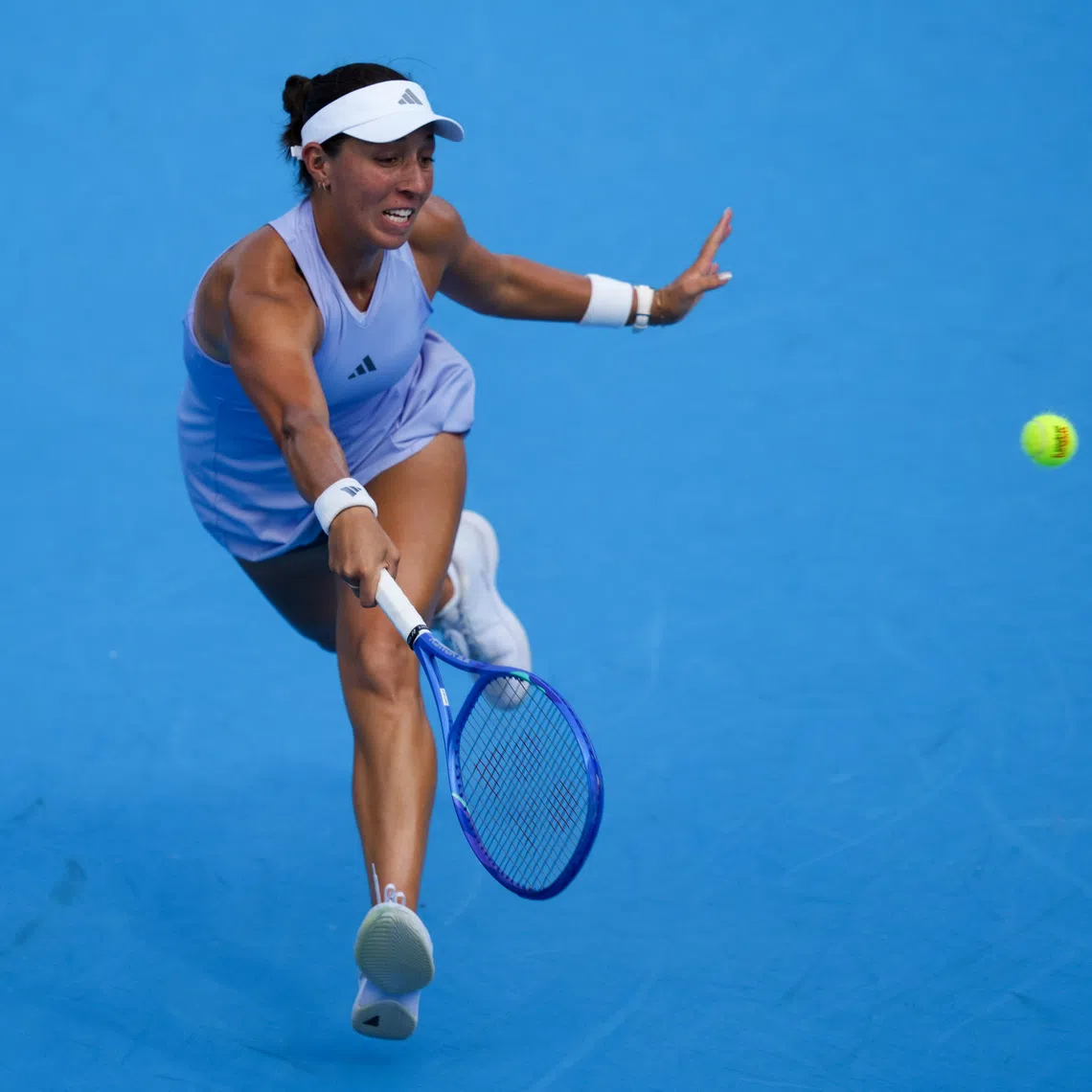 Aug 22, 2026; Mason, OH, USA;  Jessica Pegula (USA) returns a shot against Iga Swiątek (POL) during the Cincinnati Open at Lindner Family Tennis Center. Mandatory Credit: Aaron Doster-Imagn Images