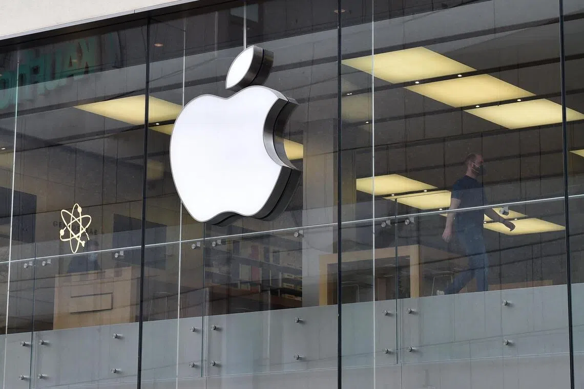 China hopes Apple will continue to explore the Chinese market, said China's industry minister Li Lecheng.