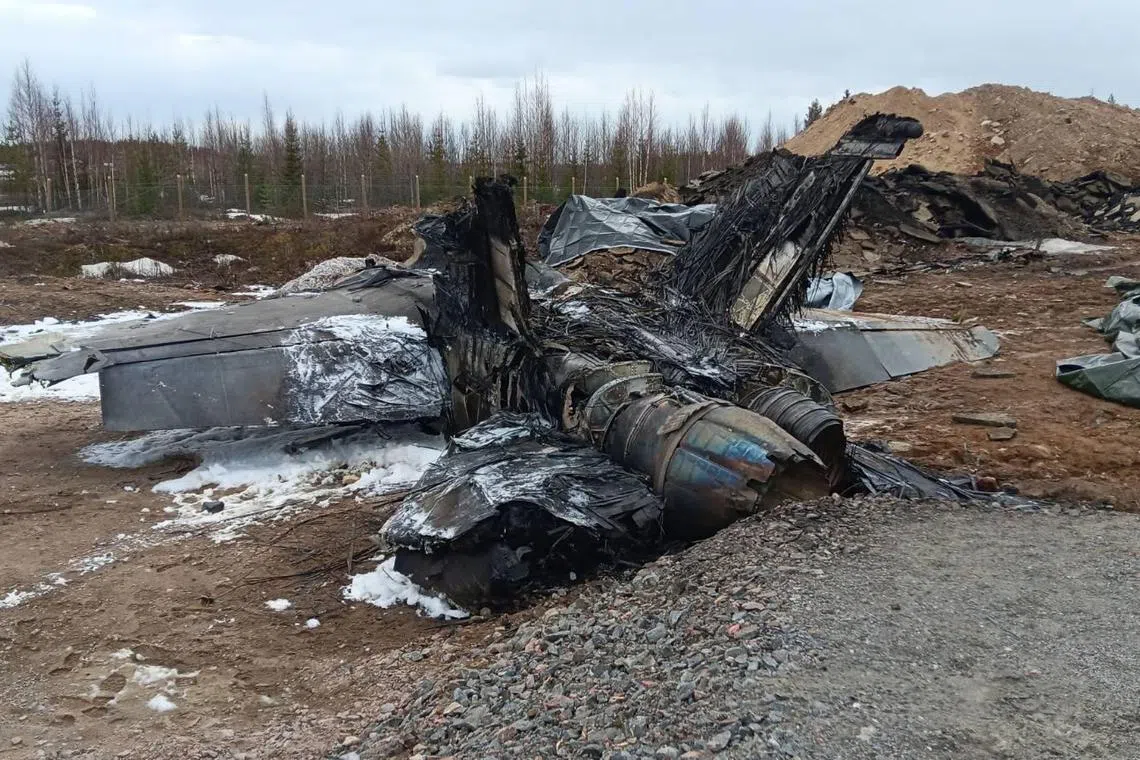 This handout photo taken and released on May 7, 2025 by the Finnish Air Force shows a destroyed F/A-18 Hornet fighter jet after its crash near the Rovaniemi Airport in Rovaniemi, Finnish Lapland. A Finnish F/A-18 Hornet fighter jet crashed on May 7 near the Rovaniemi airport in Finland's Arctic north, but the pilot was rescued after ejecting, the armed forces said. No details were available about the cause of the crash, which occurred "in the Rovaniemi airport area" around 11:00 am (0800 GMT), the military said. (Photo by Handout / FINNISH AIR FORCE / AFP) / RESTRICTED TO EDITORIAL USE - MANDATORY CREDIT "AFP PHOTO / FINNISH AIR FORCE" - HANDOUT - NO MARKETING NO ADVERTISING CAMPAIGNS - DISTRIBUTED AS A SERVICE TO CLIENTS