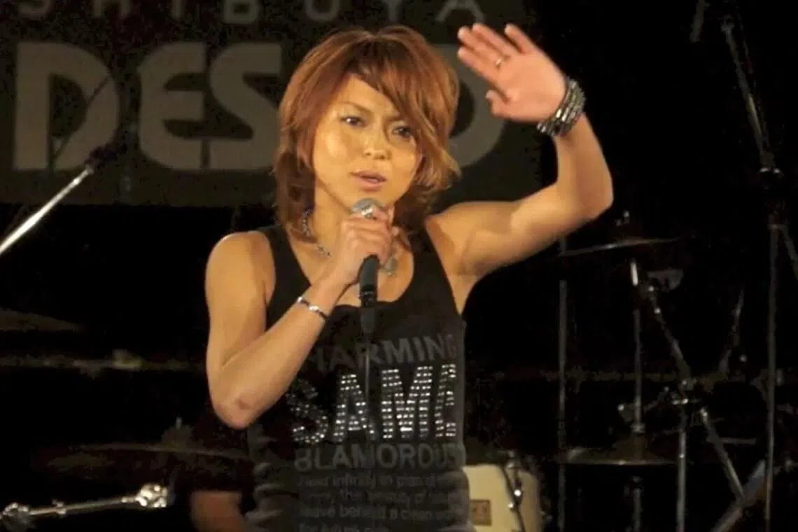 Mihoko Ishida performing on stage in this 2012 video.