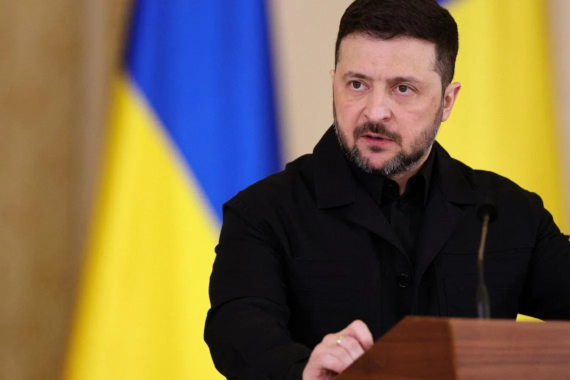 وطن نيوز – زيلينسكي يتوجه إلى فرنسا في الوقت الذي تشتت فيه حرب إيران الأنظار عن أوكرانيا