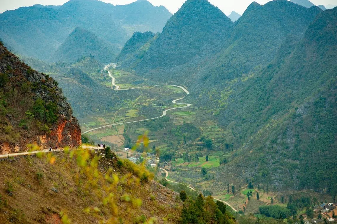 The accident occurred on the Ha Giang Loop, a winding route popular among young tourists for its sweeping vistas and natural scenery.
