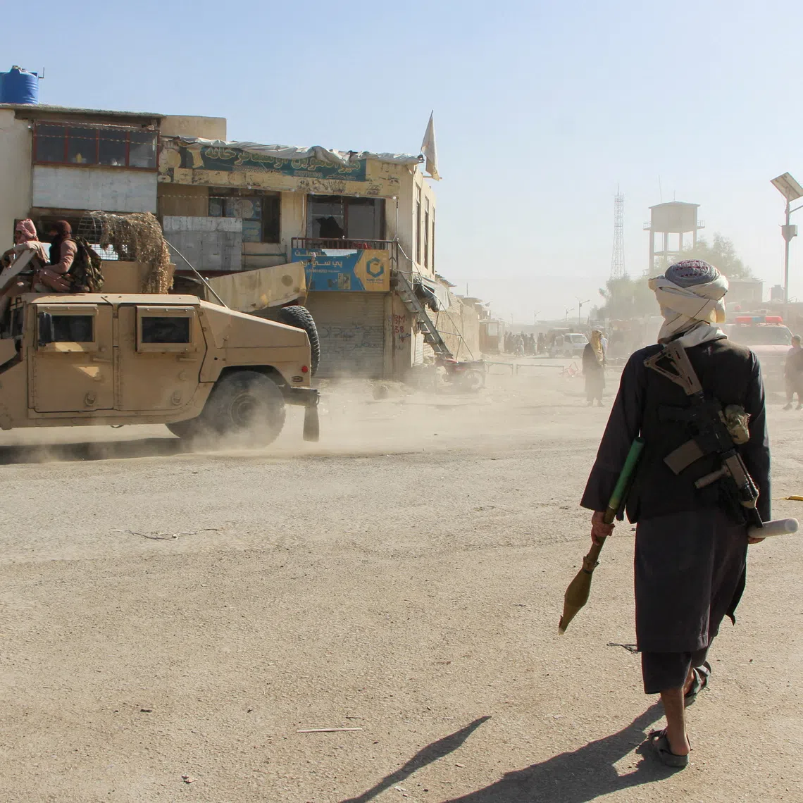 Afghan Taliban fighters patrol near the Afghanistan-Pakistan border in Spin Boldak, Kandahar Province, following exchanges of fire between Pakistani and Afghan forces in Afghanistan, October 15, 2025. REUTERS/Stringer