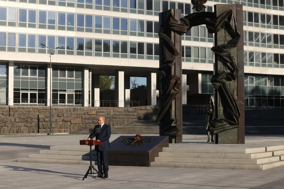 FILE PHOTO: Russian President Vladimir Putin gives a speech in front of the monument \"Fatherland, Valor, Honor\" near the headquarters of the Foreign Intelligence Service of the Russian Federation (SVR), in Moscow, Russia June 30, 2022. Sputnik/Mikhail Metzel/Kremlin via REUTERS/File Photo