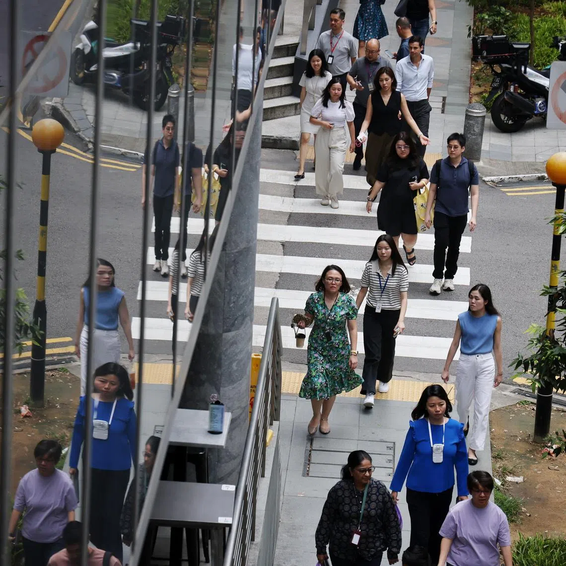 ST20240821_202409200185/pixgeneric/Jason Quah
Generic pix of office workers in the CBD on 21 Aug, 2024.
manpower, wages, salary, economy, employment, pmet, jobs, income, career, population