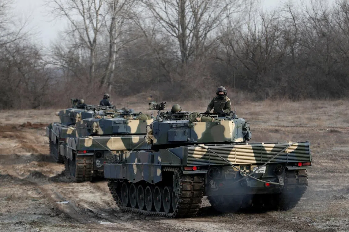 FILE PHOTO: Leopard 2A4 tanks take part in a military training near Tata, Hungary, February 6, 2023. REUTERS/Bernadett Szabo/File Photo