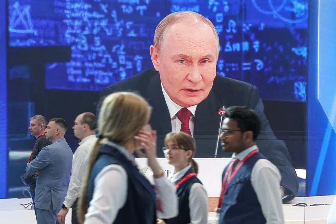 Putin konfrontiert mit gegensätzlichen Friedens- und Kriegsperspektiven auf Russlands 'Davos'