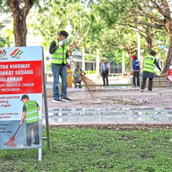Some offenders guilty of littering in public places serving CSO sentences in Putrajaya.
