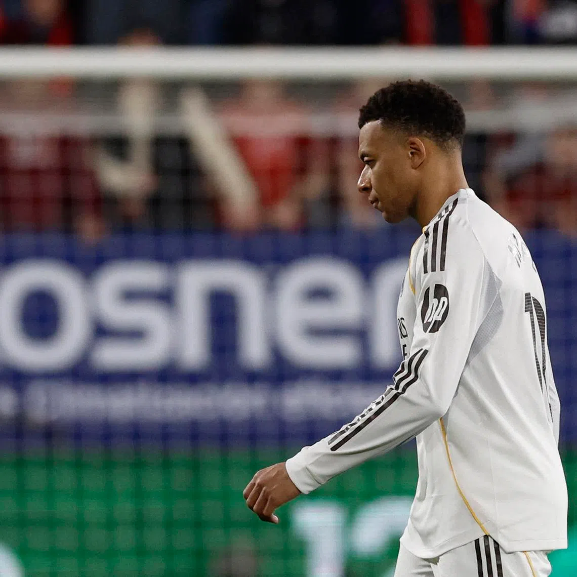 Soccer Football - LaLiga - Osasuna v Real Madrid - El Sadar Stadium, Pamplona, Spain - February 21, 2026 Real Madrid's Kylian Mbappe looks dejected after the match REUTERS/Vincent West