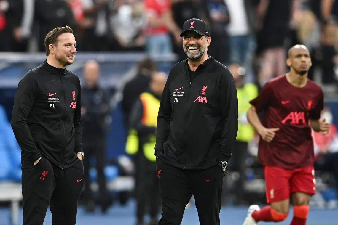 FILE PHOTO: Soccer Football - Champions League Final - Liverpool v Real Madrid - Stade de France, Saint-Denis near Paris, France - May 28, 2022 Liverpool manager Juergen Klopp and assistant manager Pep Lijnders before the match REUTERS/Dylan Martinez