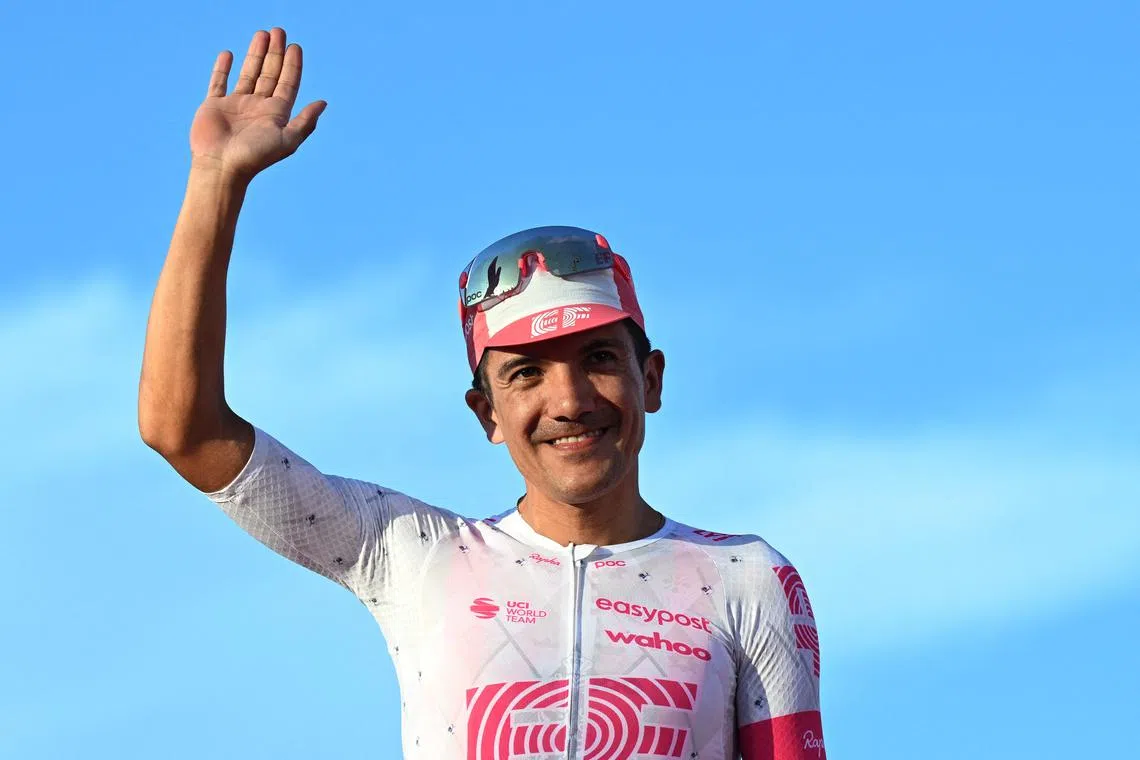 Cycling - Giro d'Italia - Stage 21 - Rome to Rome - Italy - June 1, 2025 EF Education - EasyPost's Richard Carapaz celebrates on the podium after finishing third place in the Giro d'Italia REUTERS/Jennifer Lorenzini