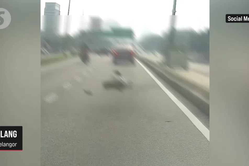 Investigations showed that the woman was apparently anxious and feared for her safety because the driver had been allegedly watching her through the rearview mirror without a proper reason.