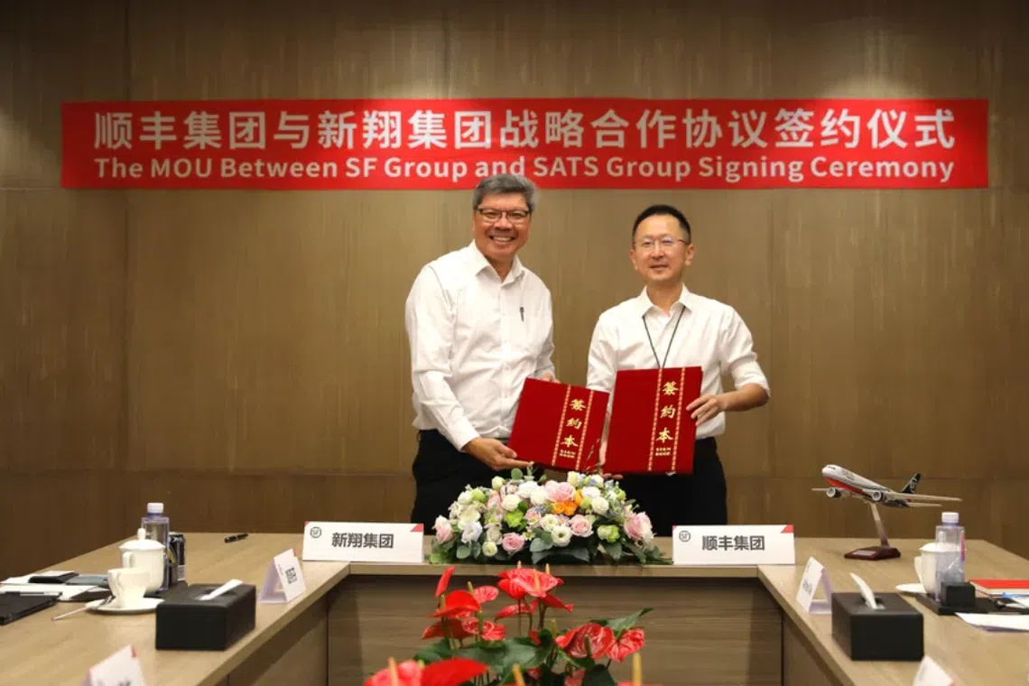 The MOU signing ceremony at SF Group's headquarters in Shenzhen, with Sats chief executive of Gateway Services Asia-Pacific Bob Chi (left) and vice president of SF Group Zhang Ji.