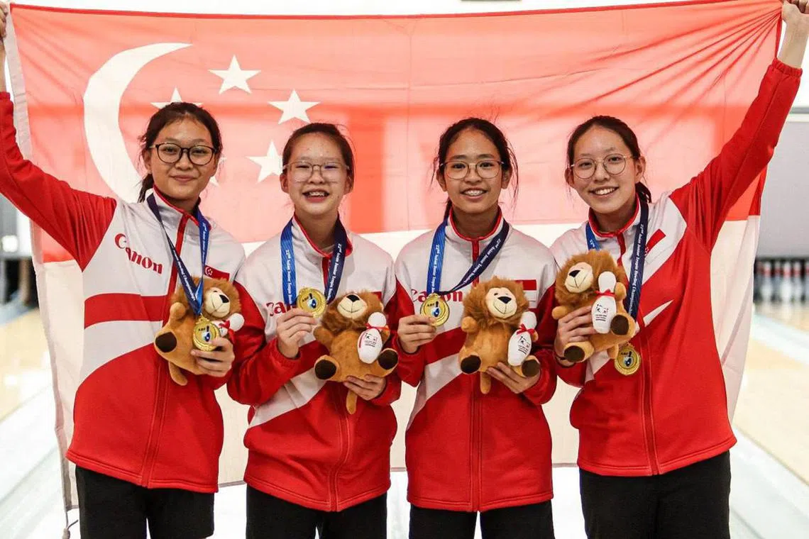 (From left to right) Singapore bowlers Nura Salsabila Zulkifli, Lim Shi En, Nur Irdina Hazly and Lim Wan Ling clinched gold in the girls' team event at the Asian Junior Championships.

PHOTO: SINGAPORE BOWLING FEDERATION