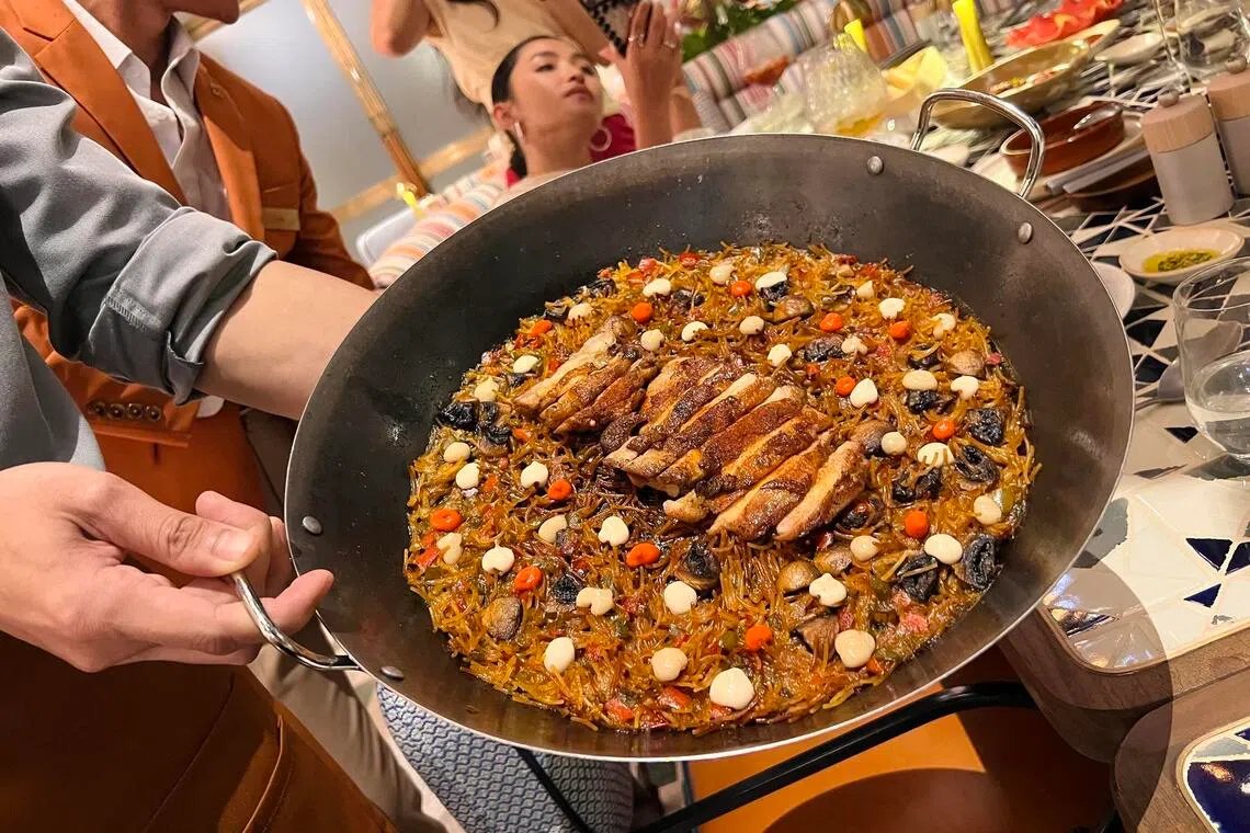 A pan of fideuà de pollo a la brasa, featuring baked Spanish pasta cooked with moist chunks of chicken at Cante.