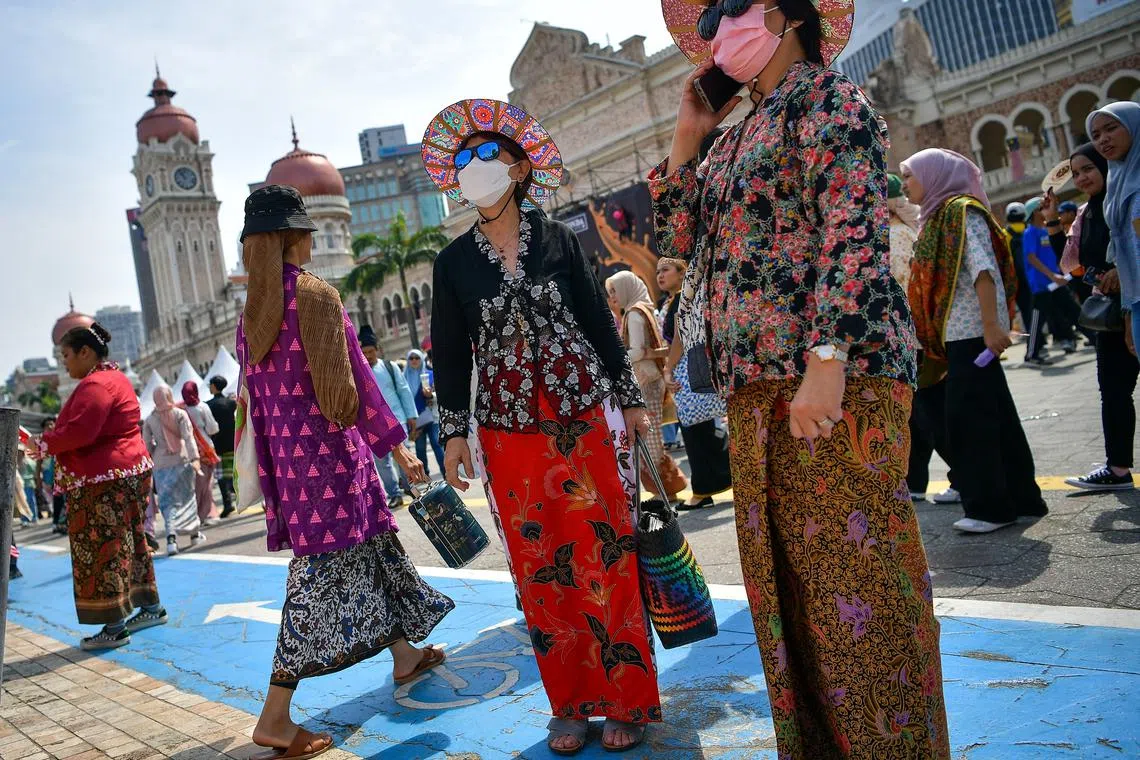 Thousands of Malaysians celebrated the roots of their multi-ethnic identities by dressing up in sarong and traditional attire of various ethnic groups.