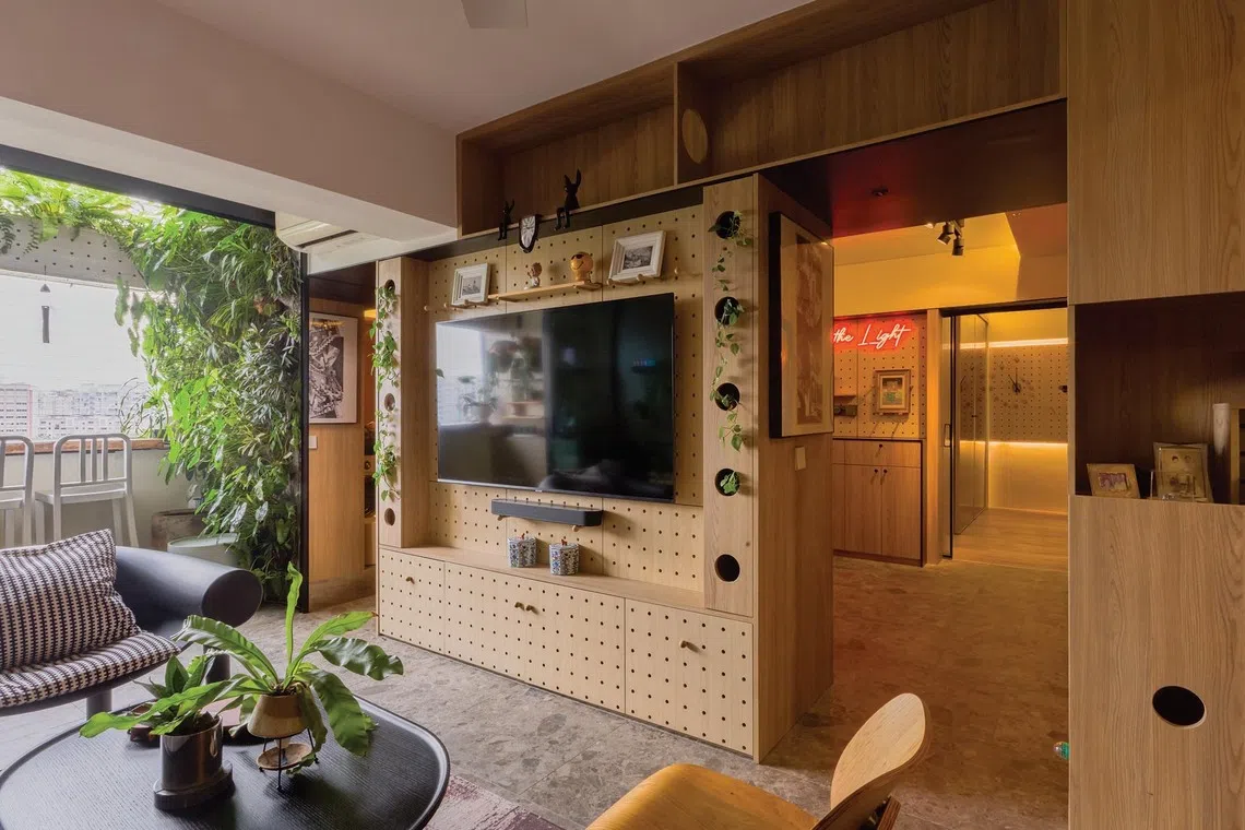 The living room’s open space extends to the balcony.