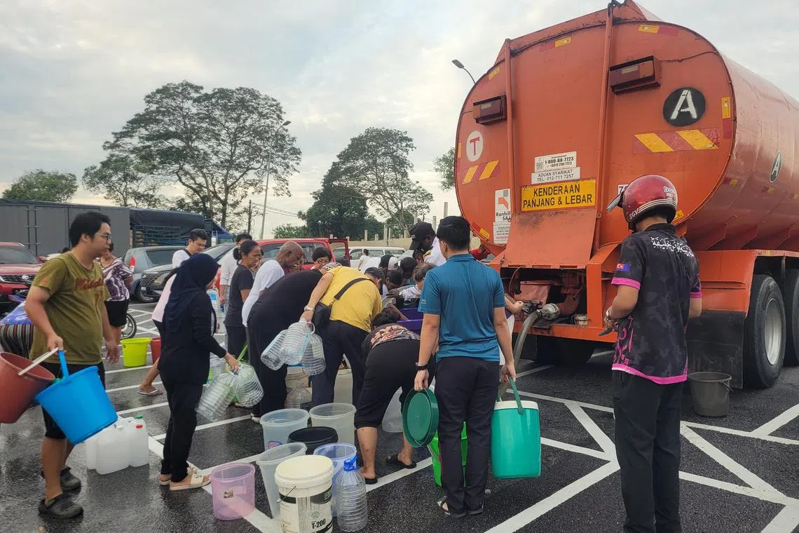 fdrestore23 - The Star pix - Residents getting water from a tanker near the Perling market in Johor Baru. — THOMAS YONG/The Star