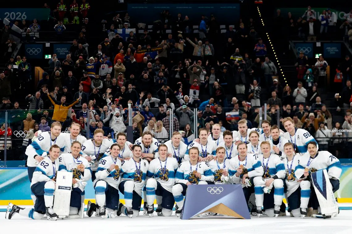 Milano Cortina 2026 Olympics - Ice Hockey - Men's Bronze Victory Ceremony - Milano Santagiulia Ice Hockey Arena, Milan, Italy - February 21, 2026. Bronze medallists Finland pose for a team group photo during the bronze victory ceremony. REUTERS/David W Cerny