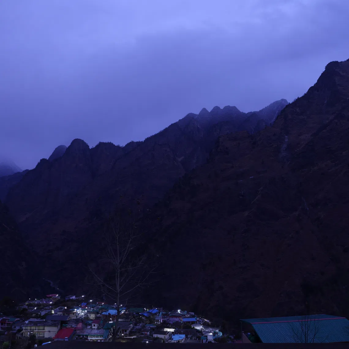 Dawn breaks in the early morning in Joshimath, in the northern state of Uttarakhand, India, January 14, 2023. REUTERS/Anushree Fadnavis