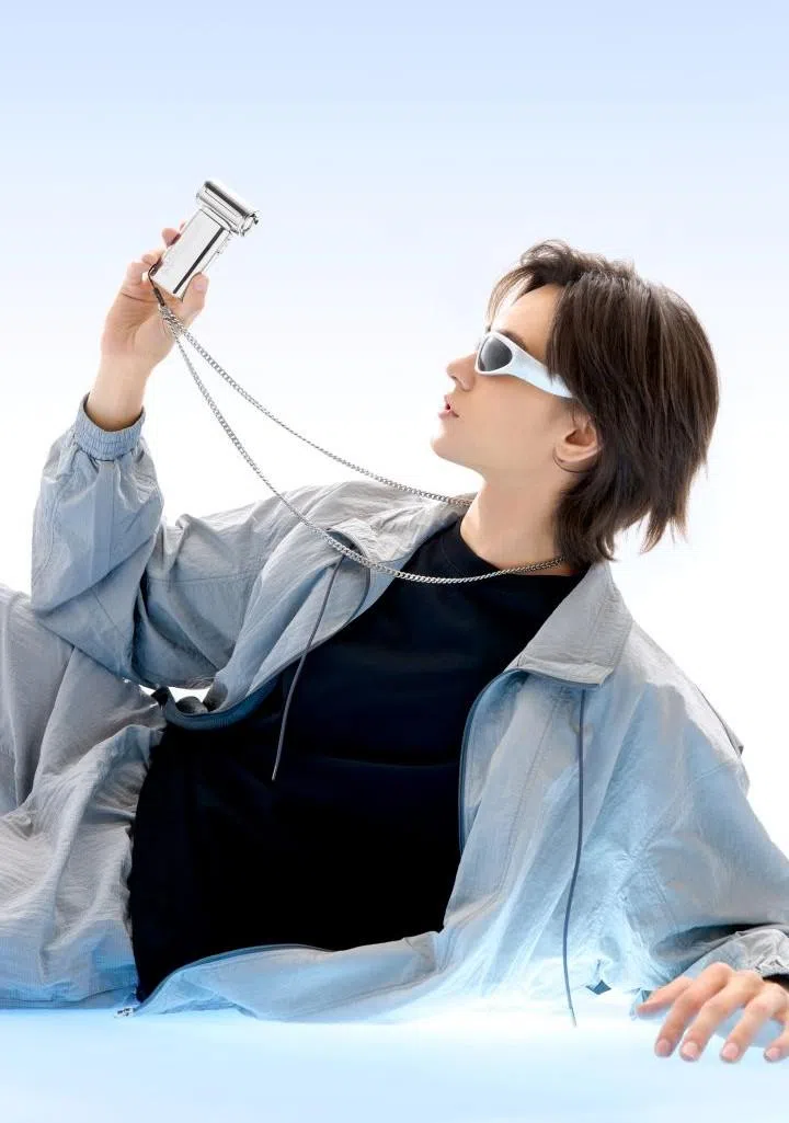 Model with the JisuLife Handheld Fan9 Chrome handheld fan