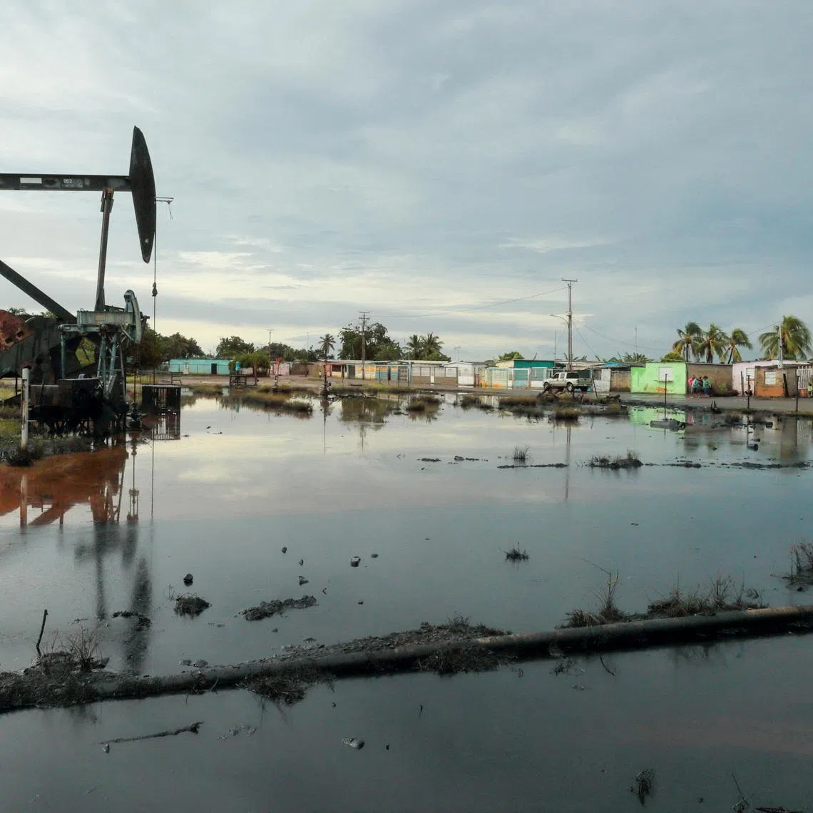An oil pump jack is seen in an oil field near Lake Maracaibo, in Cabimas, Venezuela October 14, 2022. REUTERS/Issac Urrutia