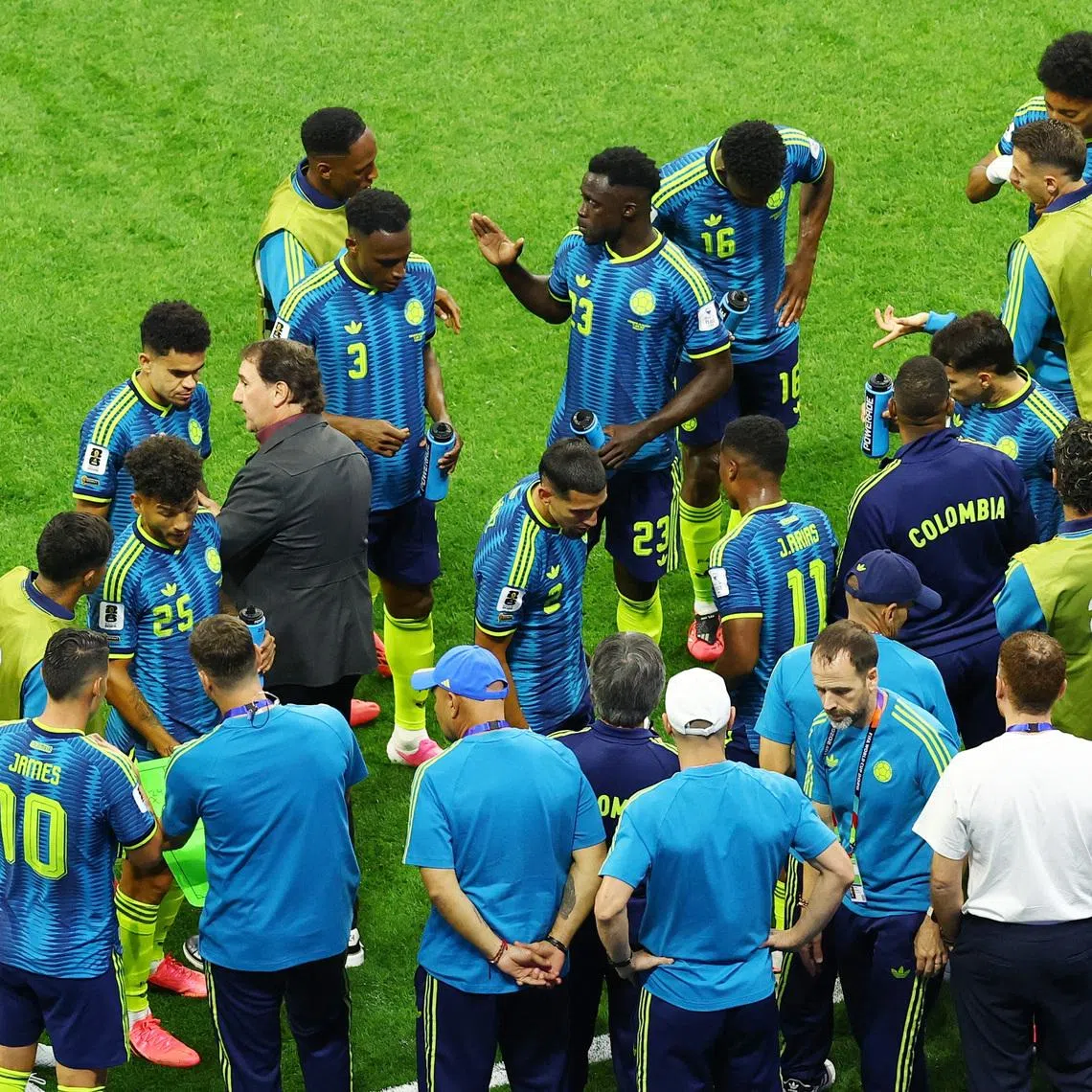 Soccer Football - FIFA World Cup 2026 - Group K - Uzbekistan v Colombia - Estadio Azteca, Mexico City, Mexico - June 17, 2026 Colombia coach Nestor Lorenzo gives instructions to his players during a hydration break REUTERS/Henry Romero