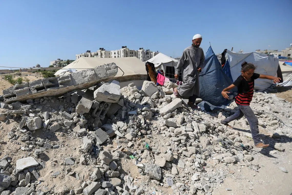 Displaced Palestinians shelter in a cemetery, as Gaza health ministry announced that death toll has surpassed 40,000, amid the Israel-Hamas conflict, in Khan Younis, in the southern Gaza Strip, August 15, 2024. REUTERS/Hatem Khaled
