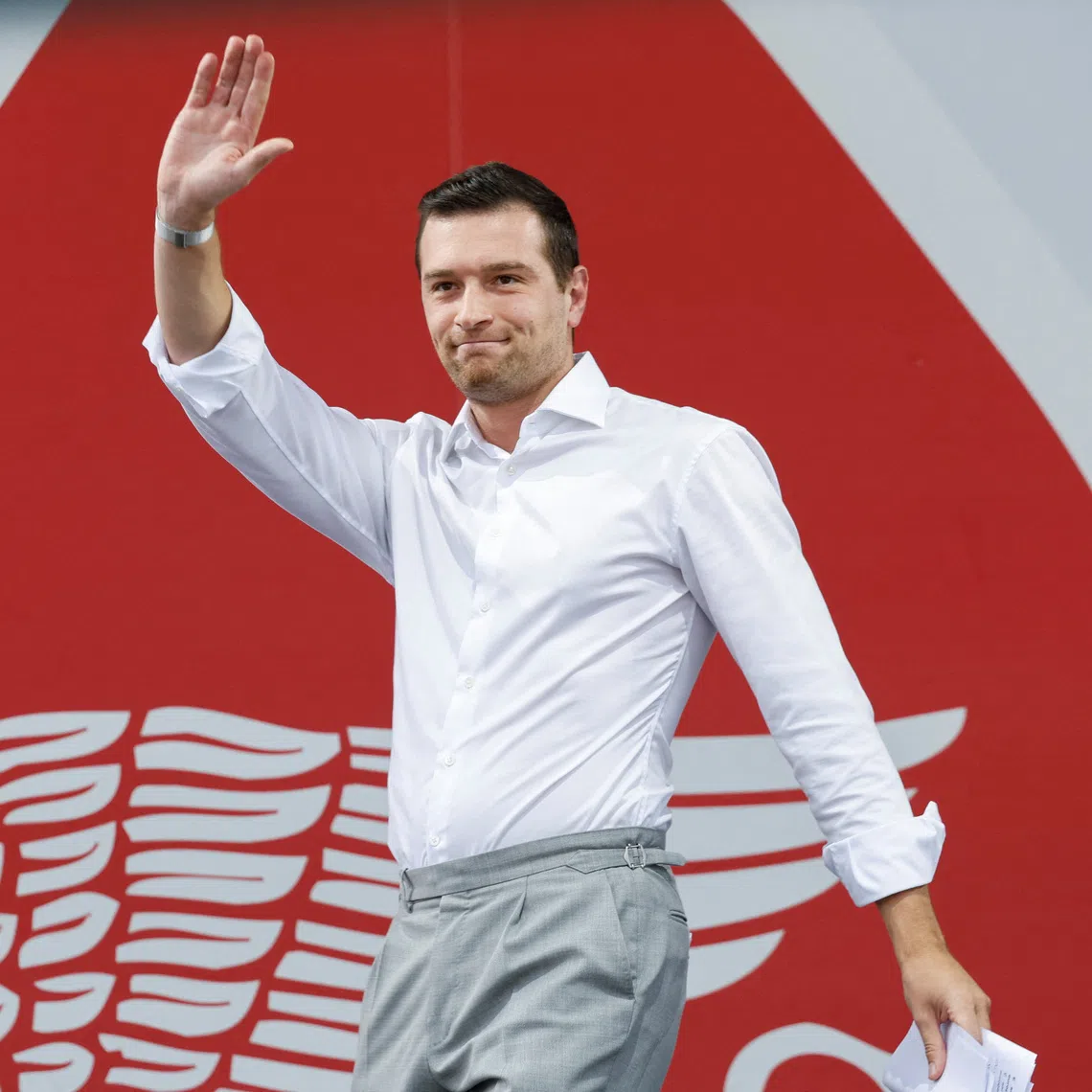 Jordan Bardella, president of the French National Rally (Rassemblement National - RN) party, waves to the crowd at the League party annual rally in Pontida, Italy, September 21, 2025. REUTERS/Remo Casilli