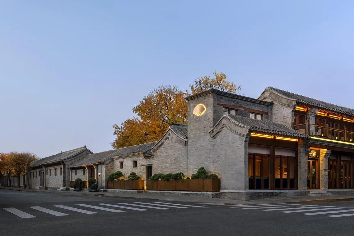 kthutong25 - Grey bricks and double sloped roofs are typical of courtyard houses. Mandarin Oriental Qianmen lobby entrance and cocktail bar Qian


Credit / Copyright: Mandarin Oriental Qianmen