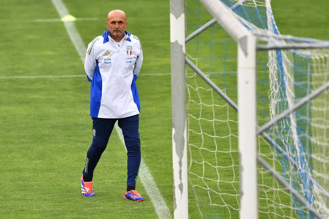 Soccer Football - Euro 2024 - Italy Training - National Training Centre, Coverciano, Italy - June 8, 2024 Italy coach Luciano Spalletti during training REUTERS/Jennifer Lorenzini/File Photo