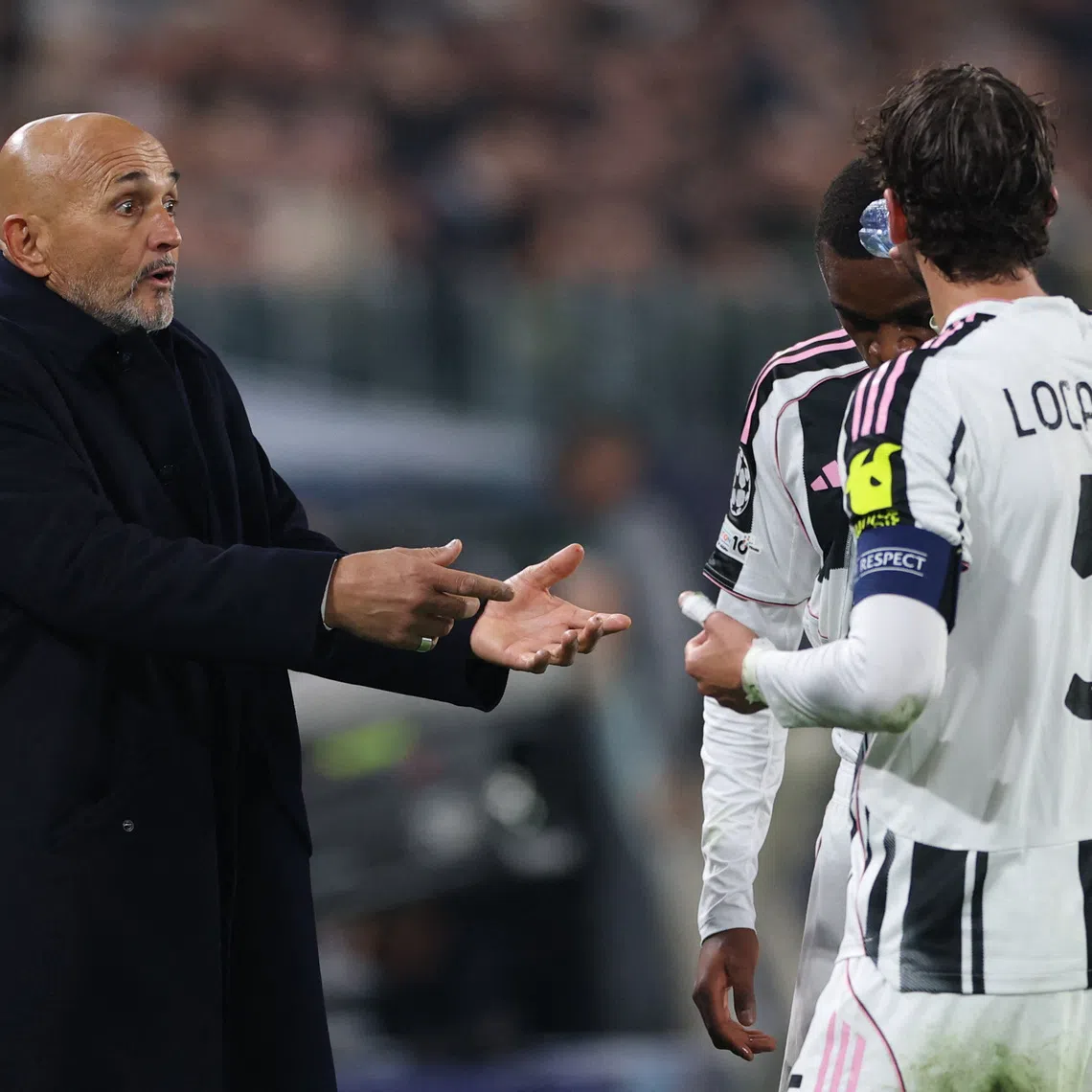 Soccer Football - UEFA Champions League - Juventus v Sporting CP - Allianz Stadium, Turin, Italy - November 4, 2025 Juventus coach Luciano Spalletti speaks to Manuel Locatelli during the match REUTERS/Claudia Greco