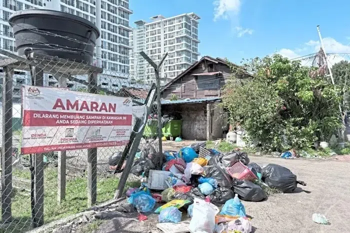 A spot at 4th Mile Jalan Kelang Lama has become a rubbish dumping ground despite a sign warning against littering.