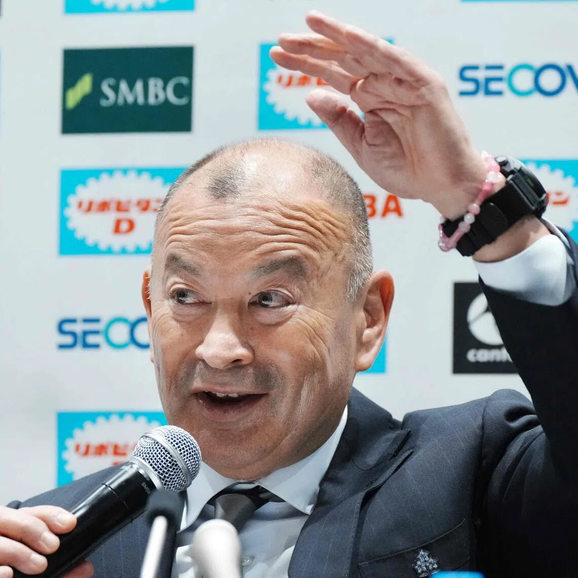 Japan coach Eddie Jones believes that the Rugby Football Union should have more patience with England coach Steve Borthwick.