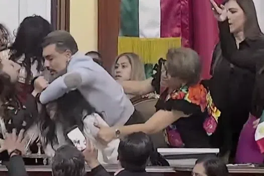 Mexico City lawmakers pull hair and trade blows during debate