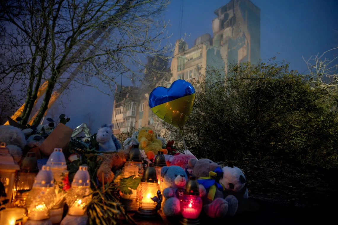 Candles burn at a makeshift memorial in front of an apartment building that was hit yesterday by a Russian missile, amid Russia's attack on Ukraine, in Ternopil, Ukraine, November 20, 2025. REUTERS/Thomas Peter