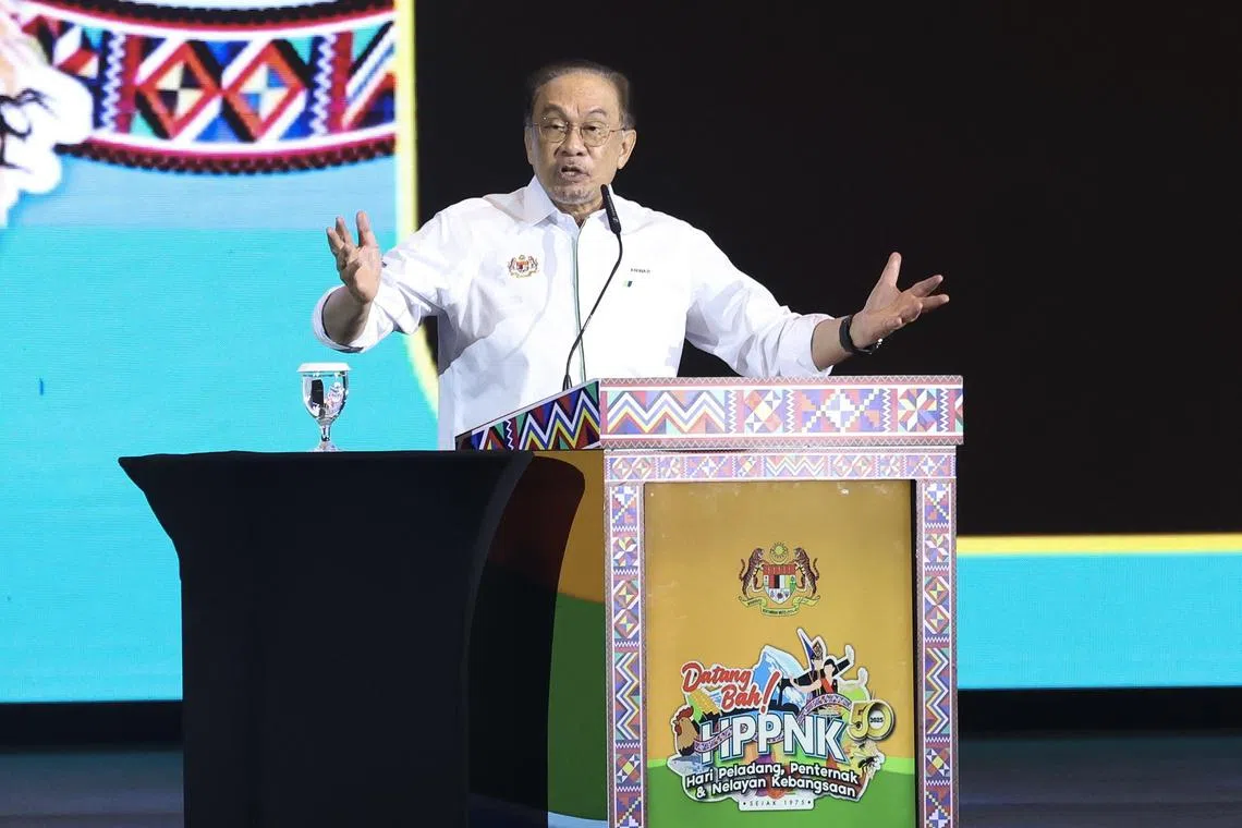 KOTA KINABALU, 3 Ogos -- Perdana Menteri Datuk Seri Anwar Ibrahim menyampaikan ucapan perasmian penutupan Hari Peladang, Penternak dan Nelayan Kebangsaan (HPPNK) 2025 di Pusat Konvensyen Antarabangsa Sabah (SICC) hari ini.

--fotoBERNAMA (2025) HAK CIPTA TERPELIHARA