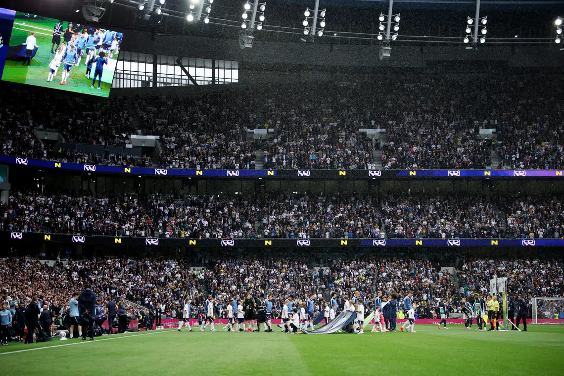 Soccer Football - Premier League - Tottenham Hotspur v Newcastle United - Tottenham Hotspur Stadium, London, Britain - August 29, 2026 General view inside the stadium as both teams walk out onto the pitch before the match Action Images via Reuters/Andrew Boyers