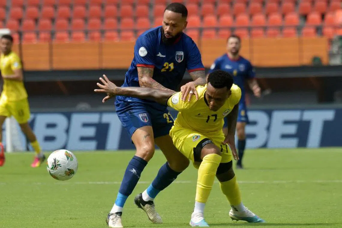 Soccer Football - Africa Cup of Nations - Group B - Cape Verde v Mozambique - Felix Houphouet Boigny Stadium, Abidjan, Ivory Coast - January 19, 2024  Mozambique's Mexer in action with Cape Verde's Bebe    REUTERS/Stringer