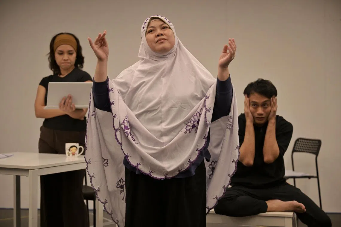 Playwright Raimi Safari's Oo-woo, as part of the M1 Singapore Fringe Festival, stages the disappearance of a family bird to question what it means to care for an elderly mother with dementia. 