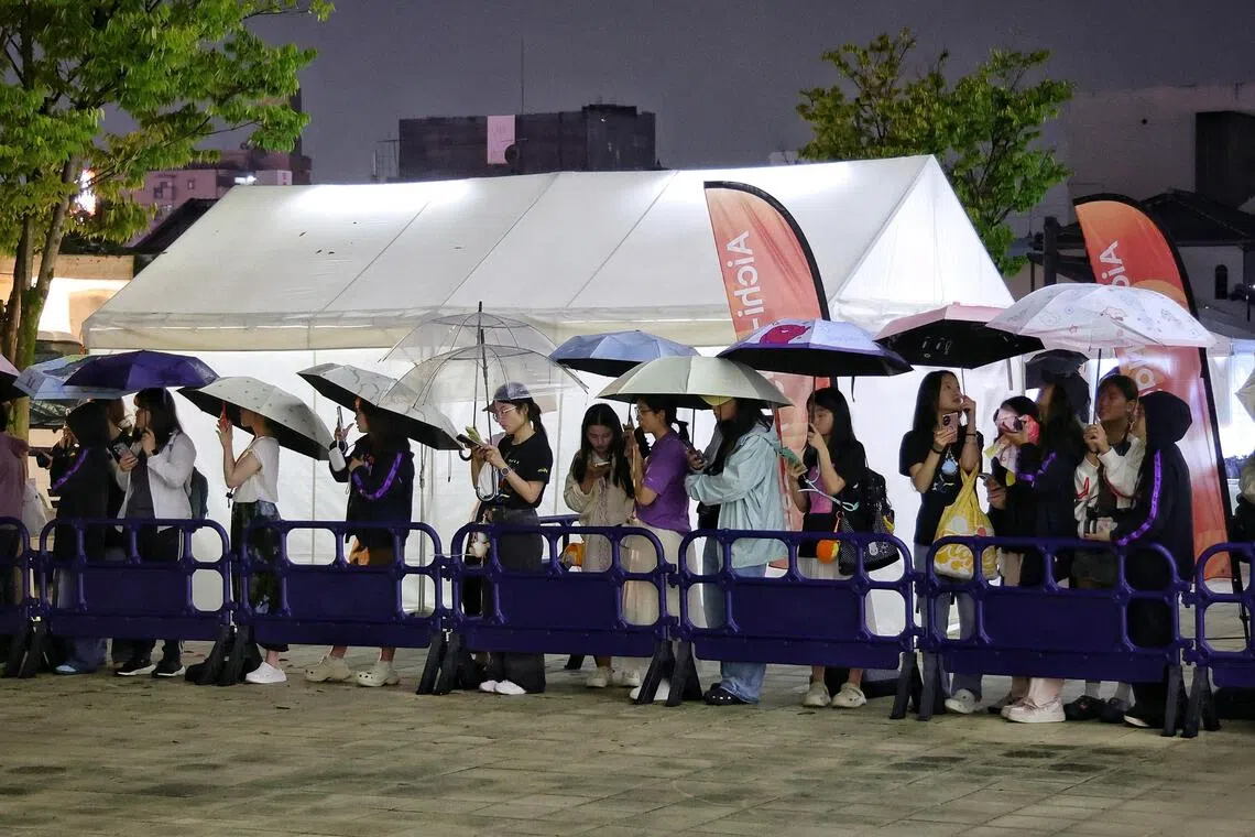 Chinese table tennis fans braving the rain to catch a glimpse of Wang Chuqin during the Aichi-Nagoya 2026 Asian Games.