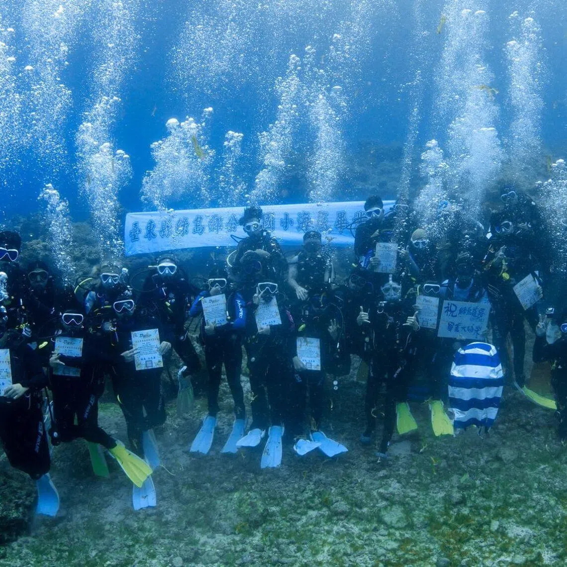 2026 marks the tenth anniversary of Taitung Gungguan Primary School's tradition of underwater graduation ceremony.