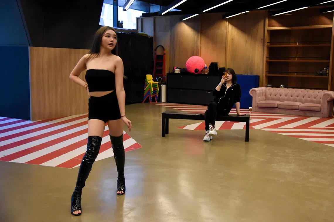 ST20240402_202403556540/jastar13/Heng Yi-Hsin/Jan Lee

Secondary School Student and K-pop Trainee Joye Cai (left), 15, at her private dance training session at Recognize! Studios while her mother Milona Xia (right), 37, records a video of her. Photographed on April 2, 2024. 

ST PHOTO: HENG YI-HSIN